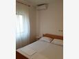 Ložnice Metajna, Ložnice v ubytování typu room, s klimatizací, domácí mazlíčci povoleni a WiFi.