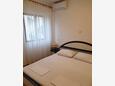 Ložnice Metajna, Ložnice v ubytování typu room, s klimatizací, domácí mazlíčci povoleni a WiFi.