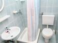 Mandre, Bathroom in the studio-apartment, WiFi.