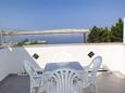 Kustići, Terrasse dans l’hébergement en type studio-apartment, avec la vue sur la mer, animaux acceptés et WiFi.