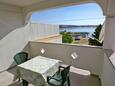 Kustići, Terrasse dans l’hébergement en type studio-apartment, avec la vue sur la mer, animaux acceptés et WiFi.