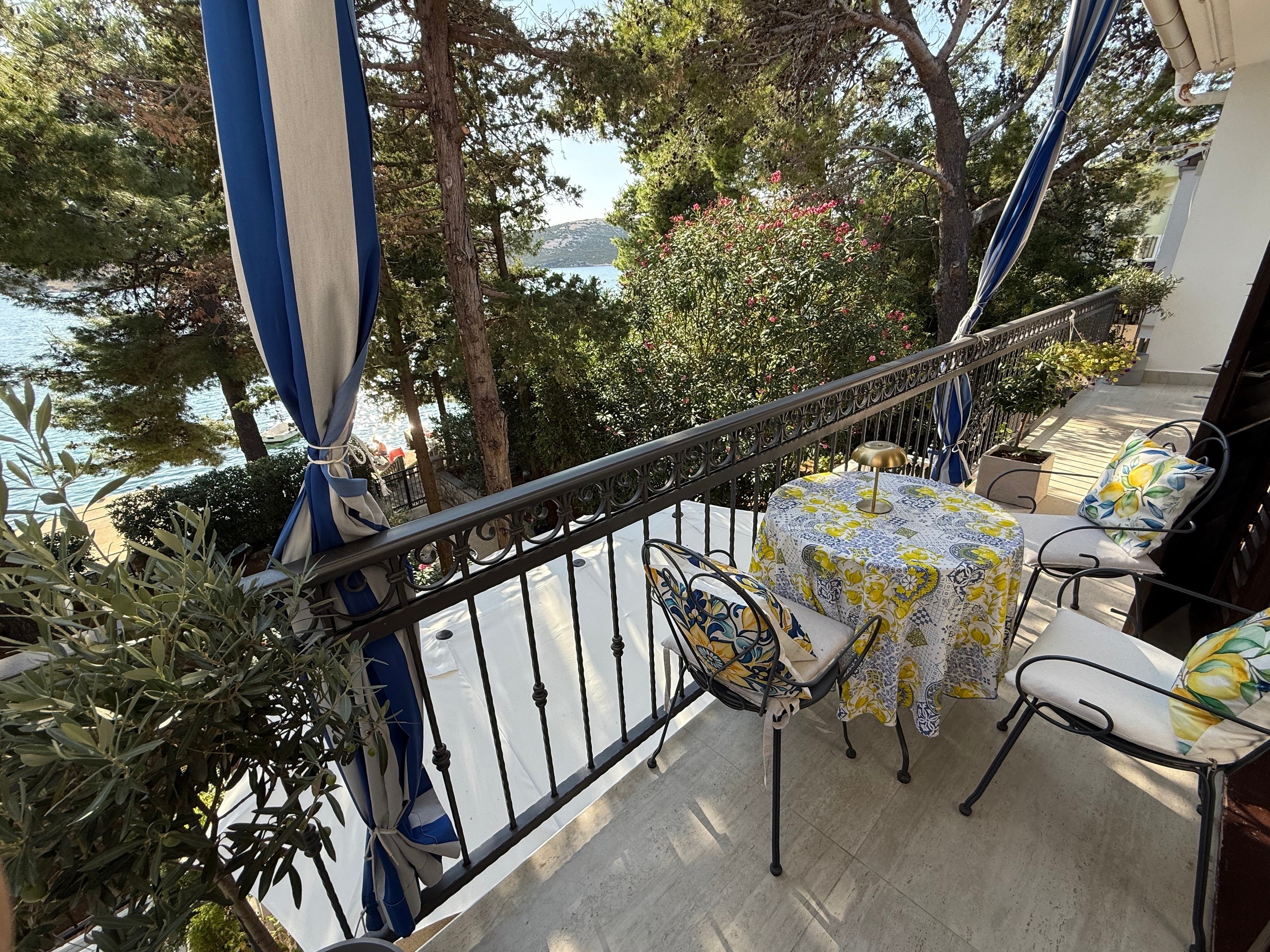 Two bedroom apartment near beach Stara Novalja, Pag  A-b