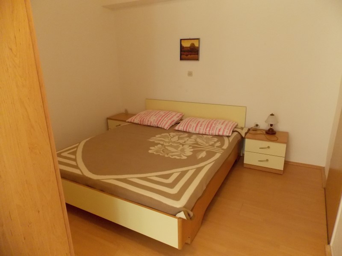 Two bedroom apartment near beach Stara Novalja, Pag  A-b