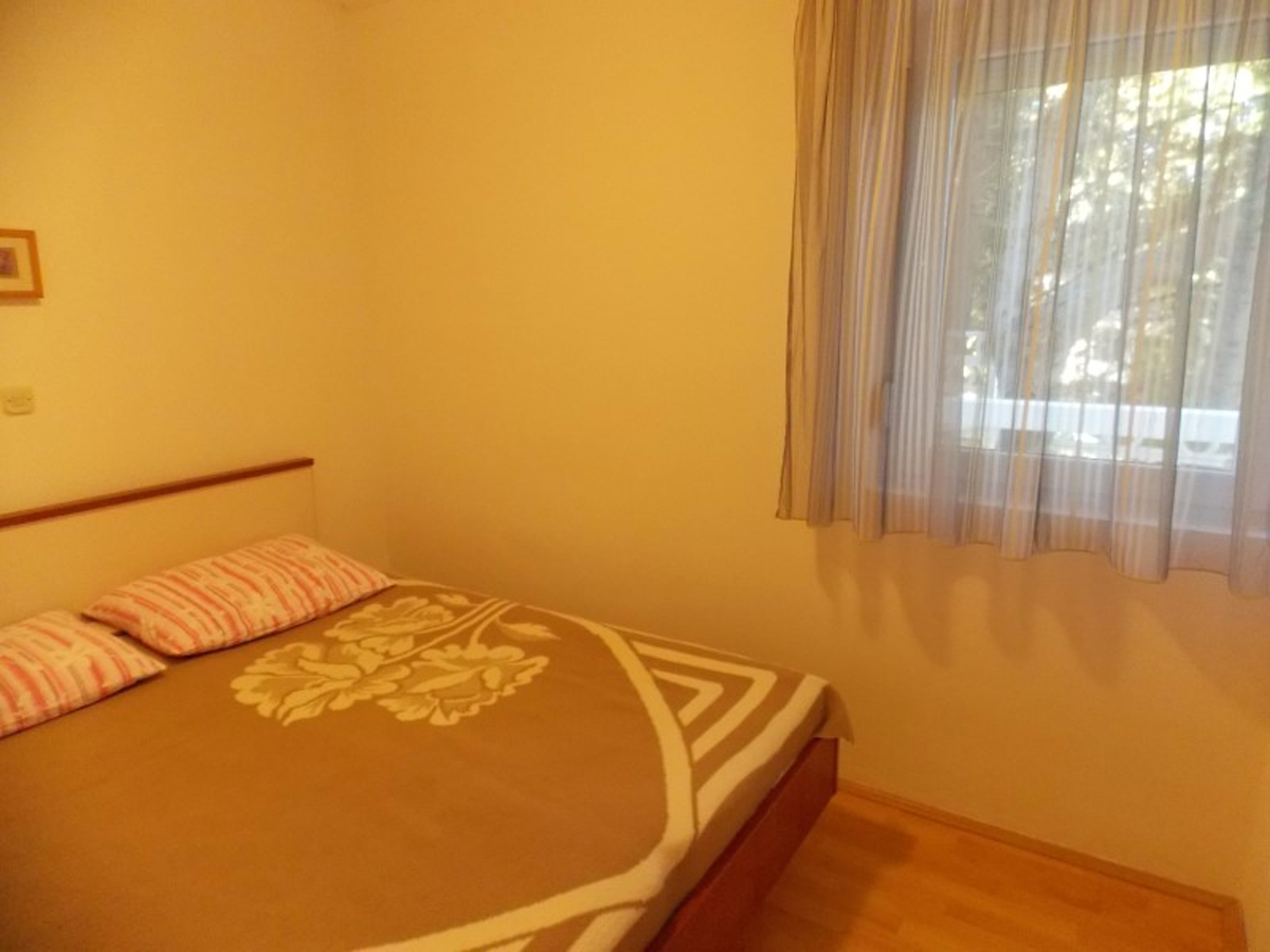 Two bedroom apartment near beach Stara Novalja, Pag  A-b