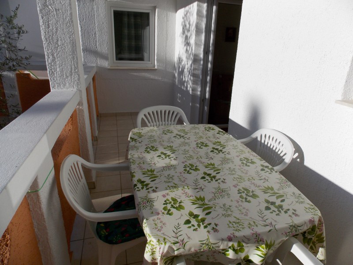 Two bedroom apartment near beach Stara Novalja, Pag  A-b