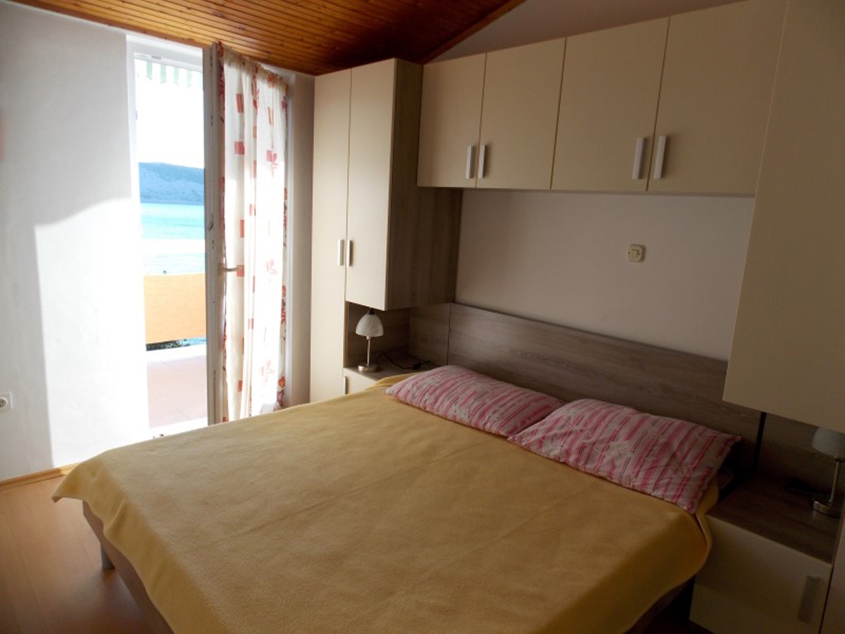 Two bedroom apartment near beach Stara Novalja, Pag  A-d