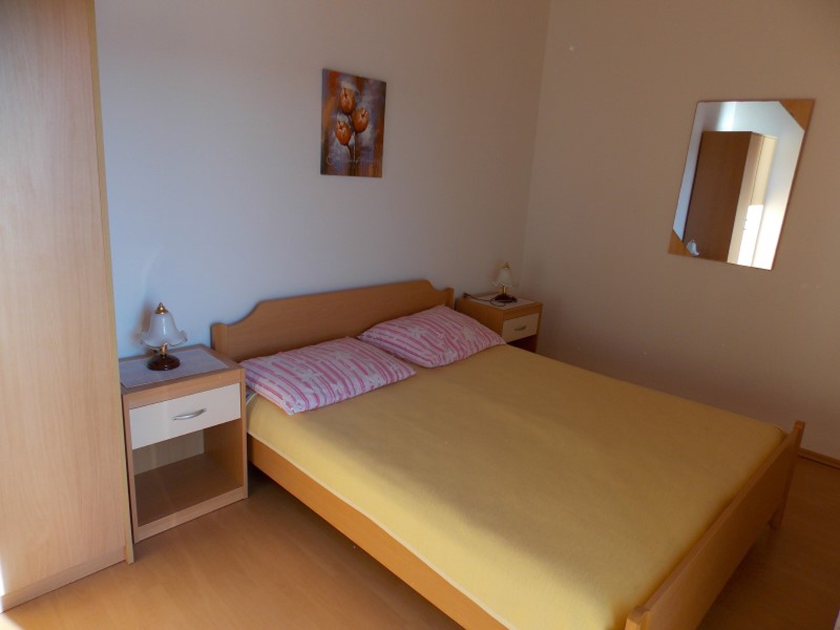 Two bedroom apartment near beach Stara Novalja, Pag  A-d