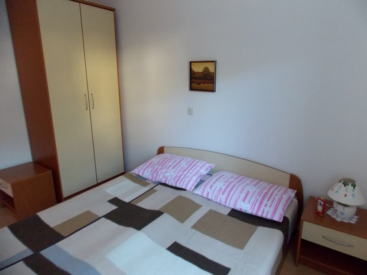 One bedroom apartment near beach Stara Novalja, Pag  A-f
