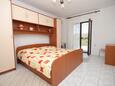 Спальня Vlašići, Спальня в размещении типа studio-apartment, доступный кондиционер, Домашние животные допускаются и WiFi.