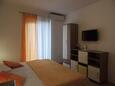 Pag, Bedroom in the studio-apartment, air condition available and WiFi.