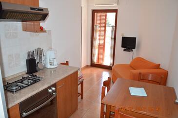 Dining room Jakišnica, Dining room in the apartment, air condition available, (pet friendly) and WiFi.