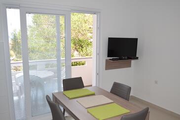 Dining room Jakišnica, Dining room in the apartment, air condition available, (pet friendly) and WiFi.