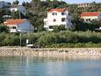 Jakišnica, Pag, Hébergement 4160 - Appartements et chambres à proximité de la mer avec une plage de galets.