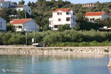 Jakišnica, Pag, Szálláshely 4160 - Apartmanok és szobák a tenger közelében kavicsos stranddal.