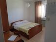 Ložnice Jakišnica, Ložnice v ubytování typu room, s klimatizací, domácí mazlíčci povoleni a WiFi.