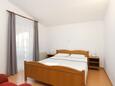 Ložnice 1 Rogoznica, Ložnice 1 v ubytování typu apartment, s klimatizací a WiFi.