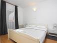Ložnice 1 Rogoznica, Ložnice 1 v ubytování typu apartment, s klimatizací a WiFi.