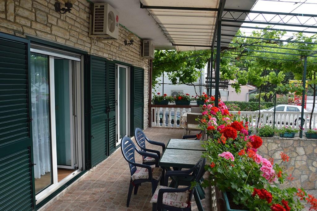 Two bedroom apartment with terrace Vodice (A-4164-c)