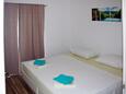 Ložnice 1 Ražine, Ložnice 1 v ubytování typu apartment, domácí mazlíčci povoleni a WiFi.