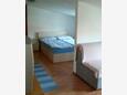 Vodice, Bedroom in the studio-apartment, air condition available and WiFi.