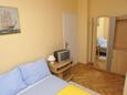 Vodice, Bedroom in the studio-apartment, WiFi.