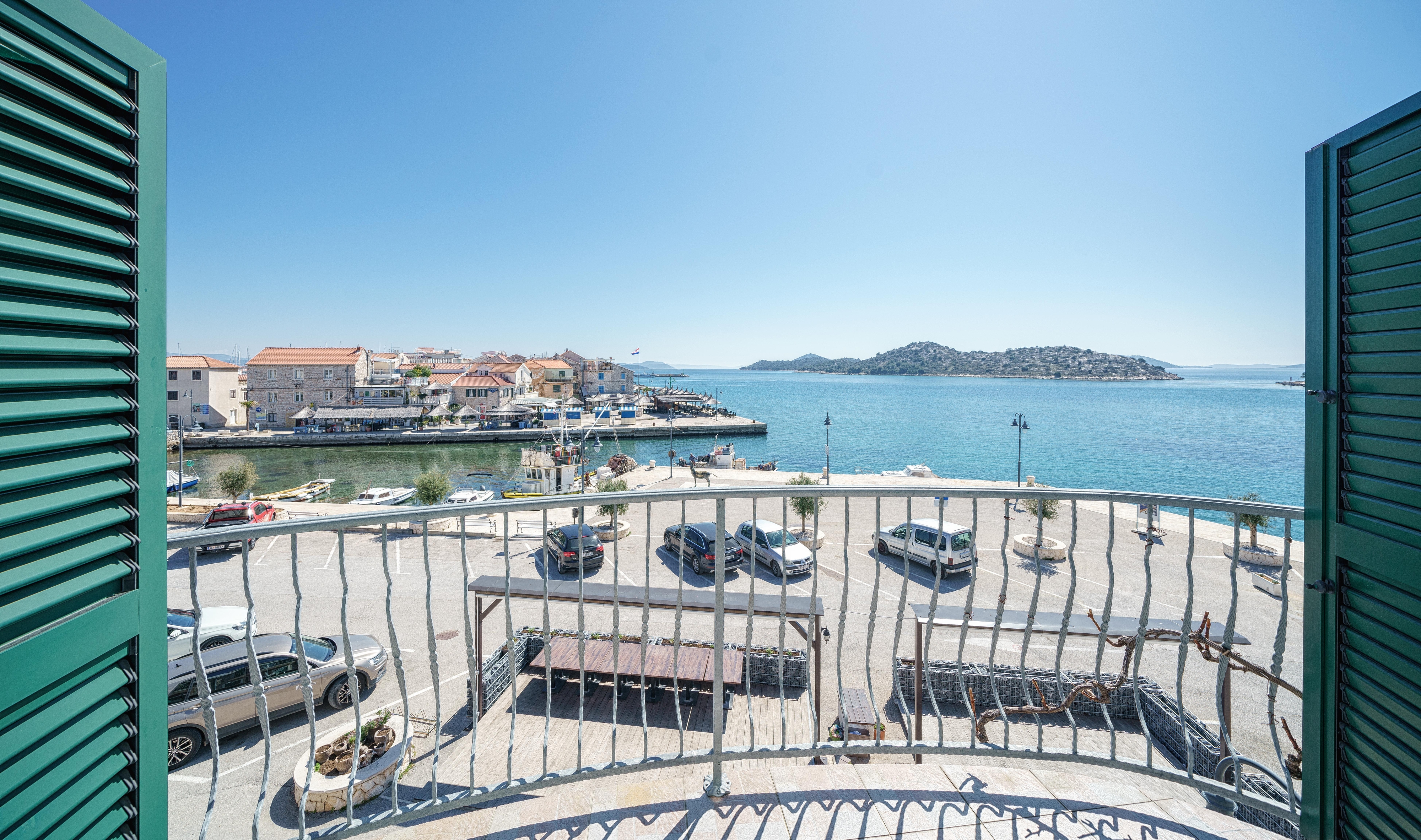 Trosobni apartman uz plažu Tribunj, Vodice  A-a
