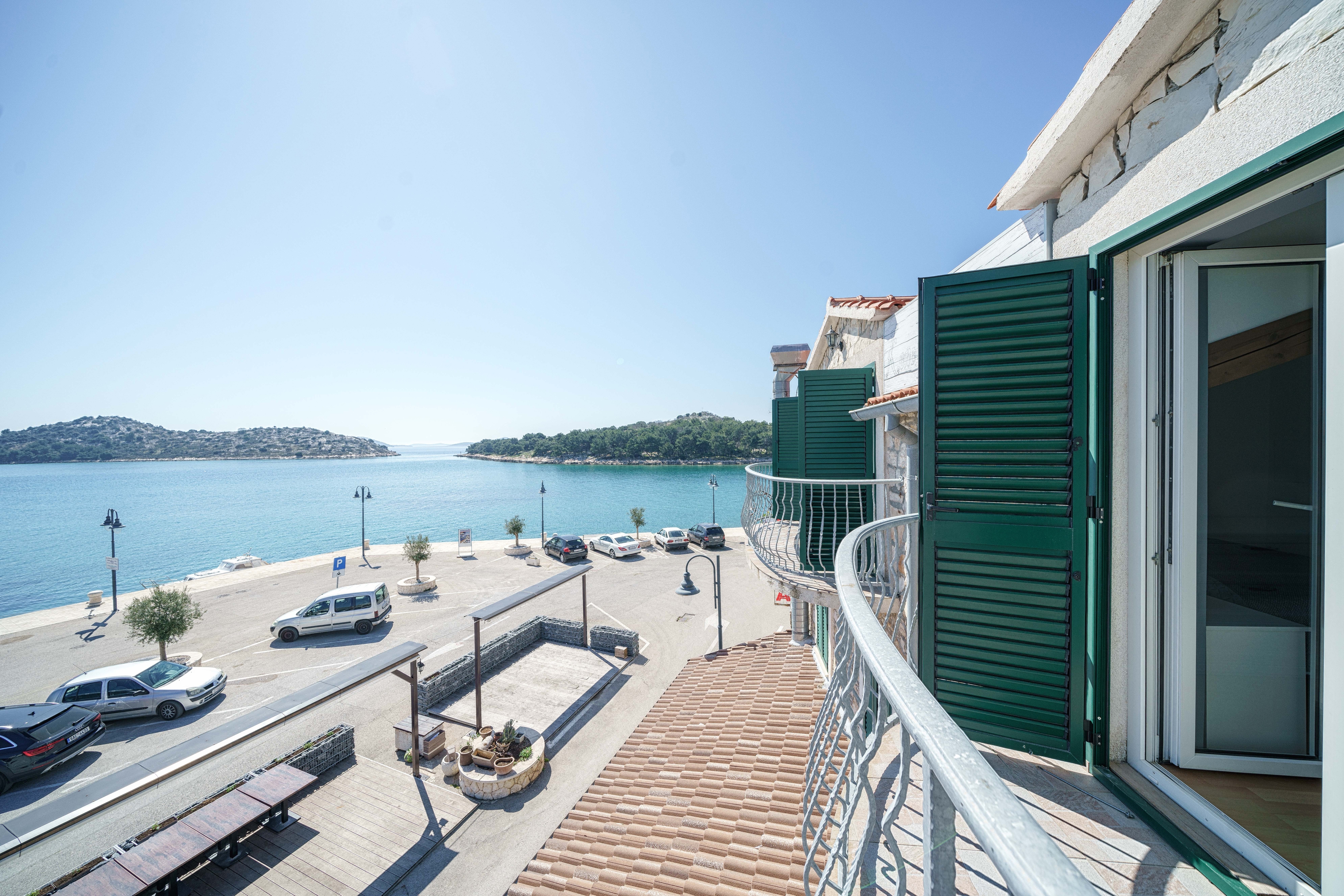 Trosobni apartman uz plažu Tribunj, Vodice  A-a