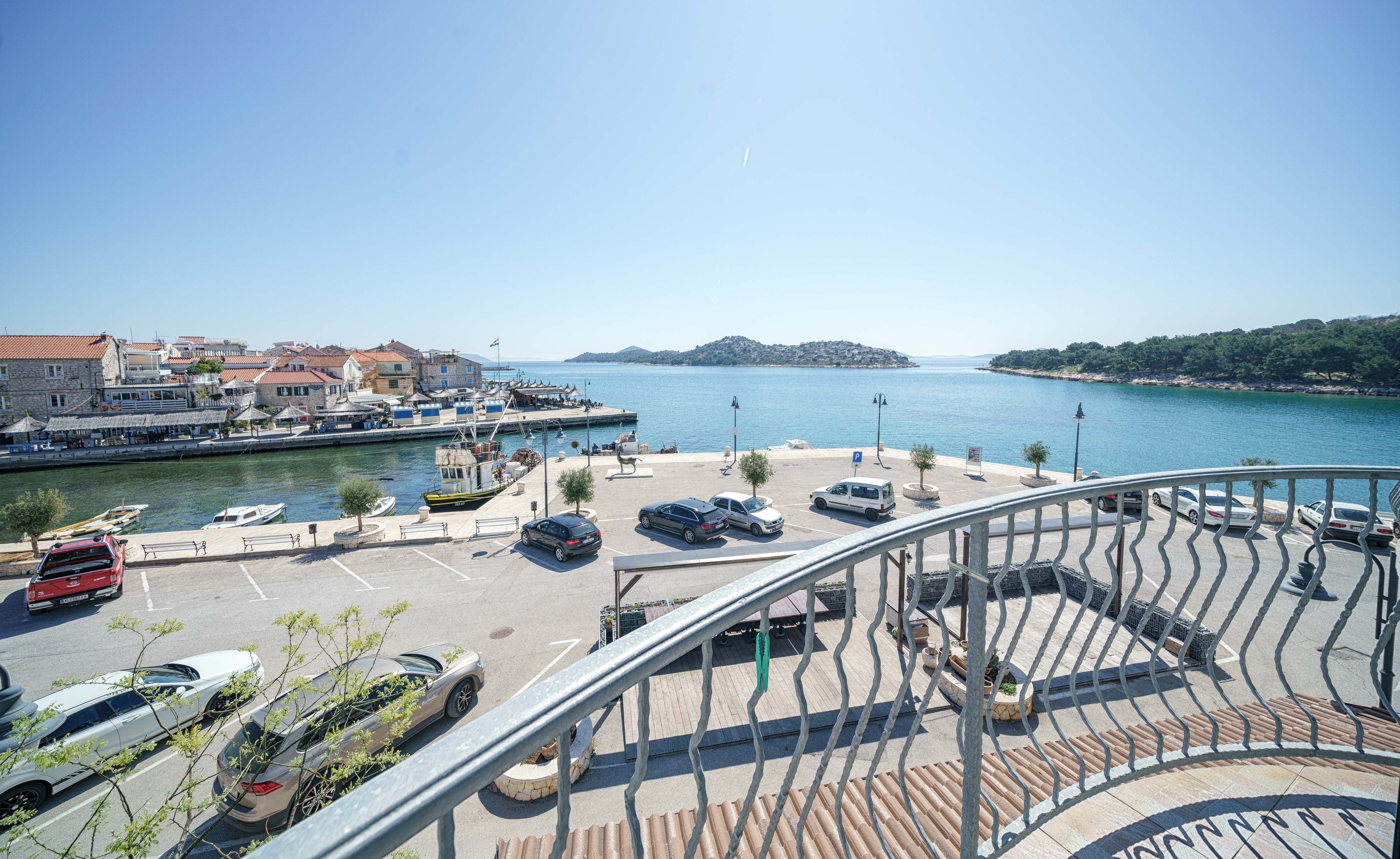 Trosobni apartman uz plažu Tribunj, Vodice  A-a