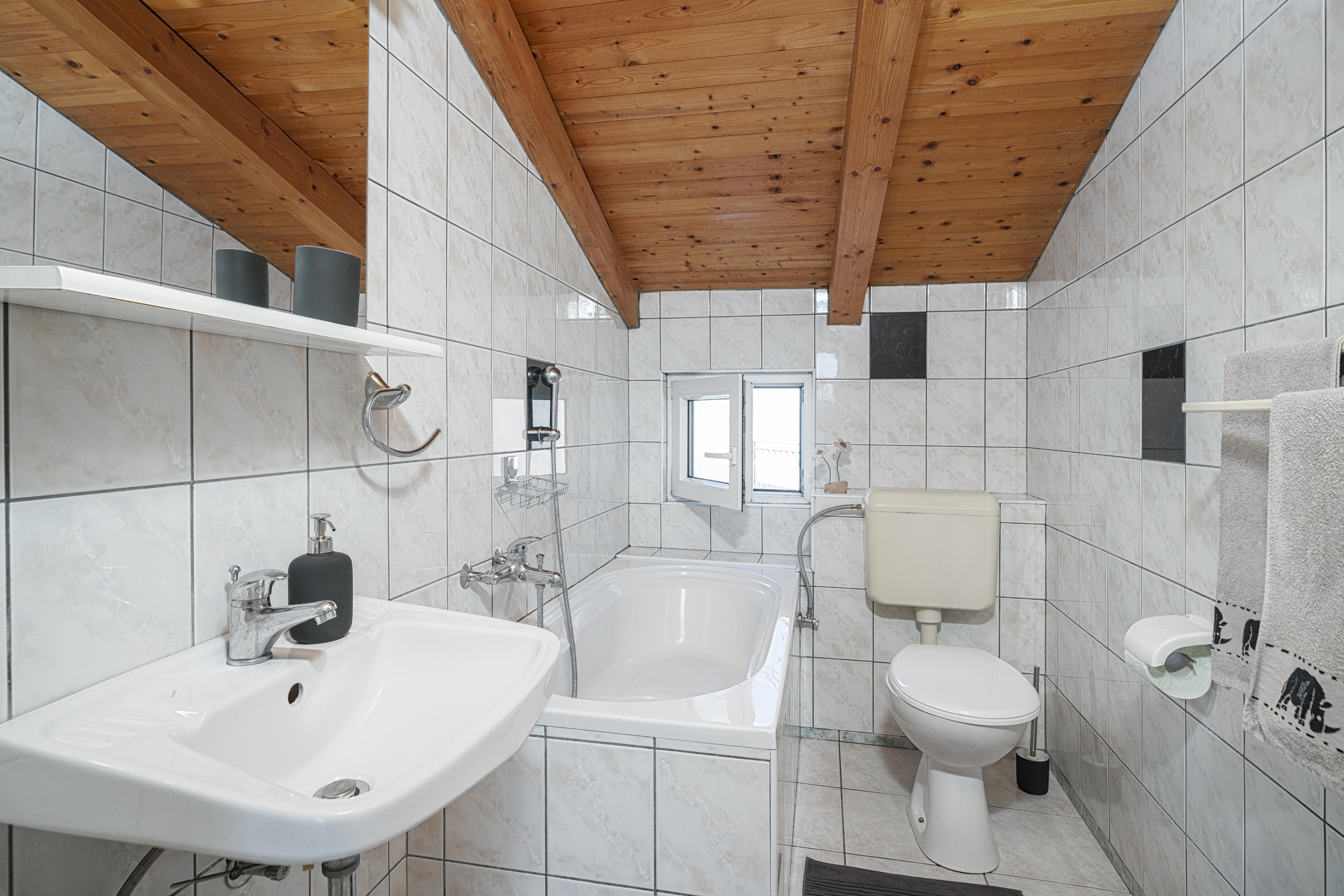 Trosobni apartman uz plažu Tribunj, Vodice  A-a