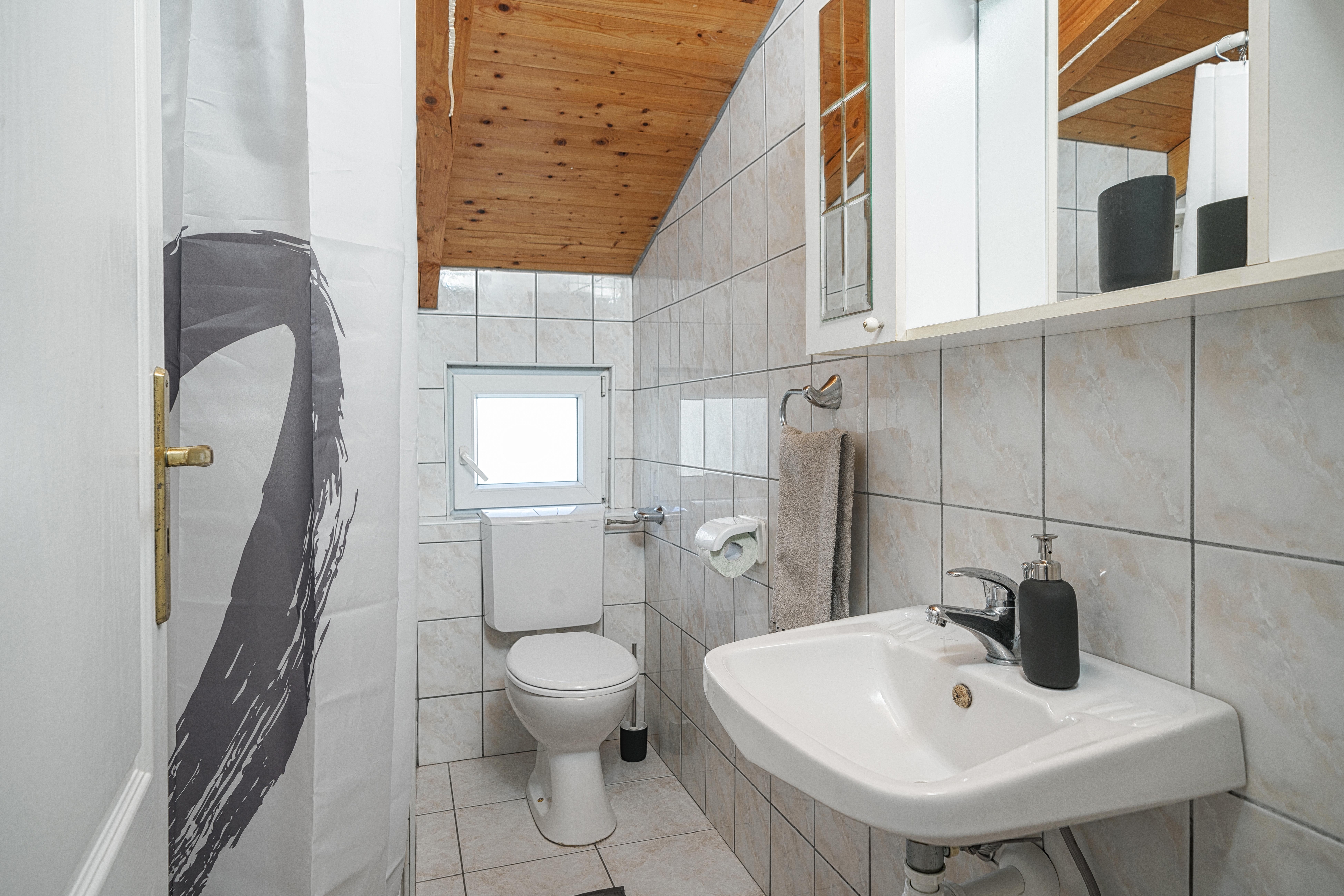 Trosobni apartman uz plažu Tribunj, Vodice  A-a