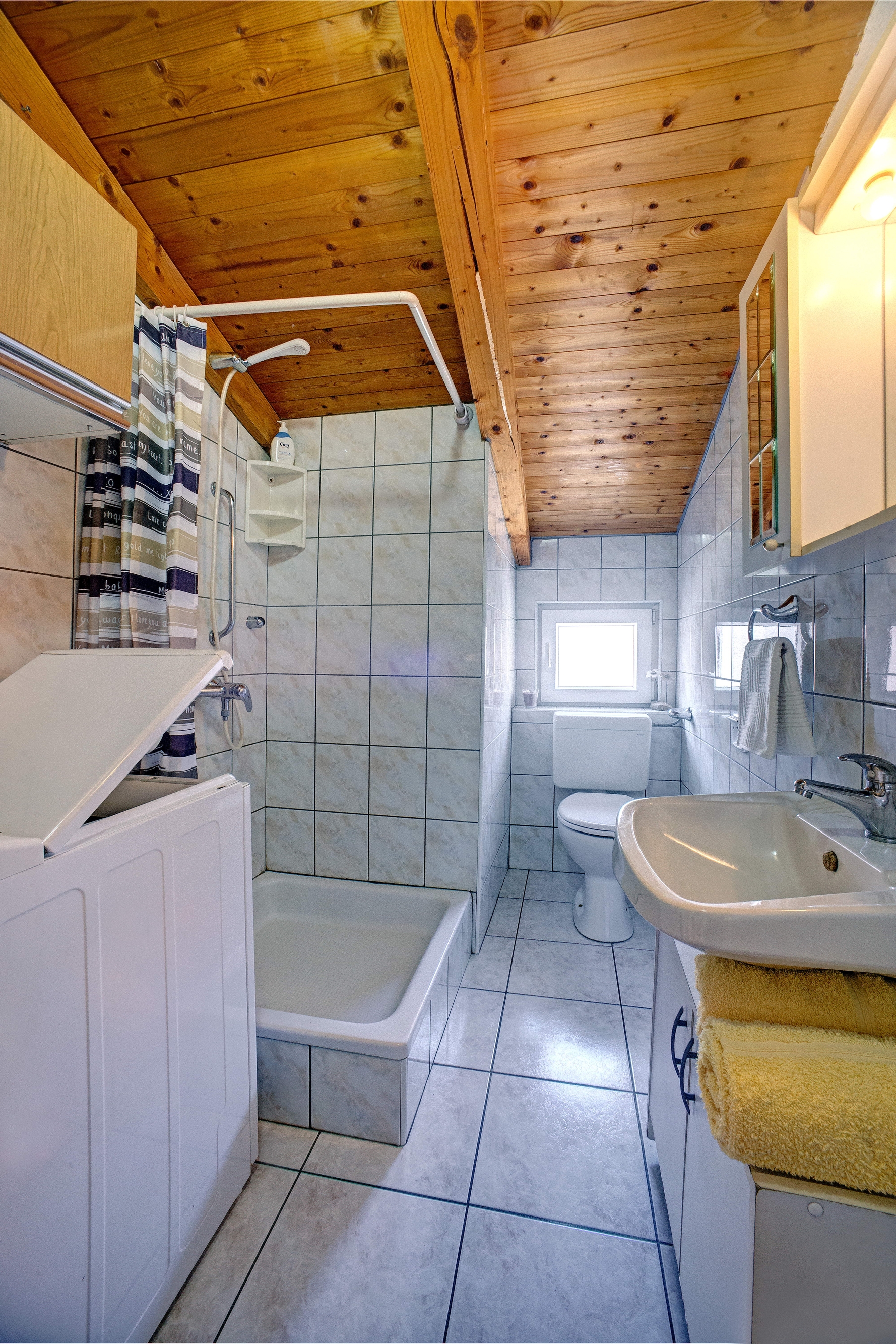 Trosobni apartman uz plažu Tribunj, Vodice  A-a