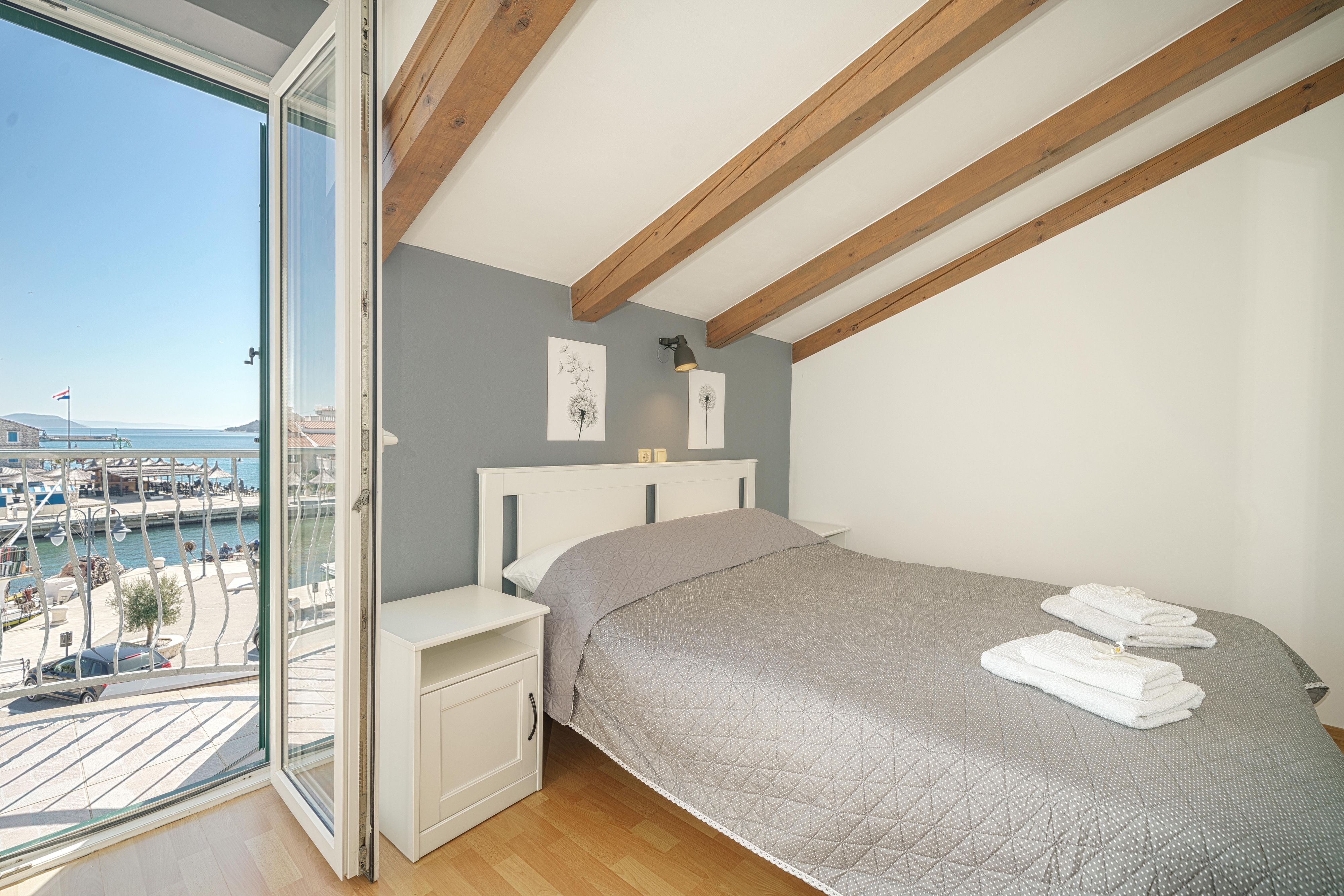 Trosobni apartman uz plažu Tribunj, Vodice  A-a