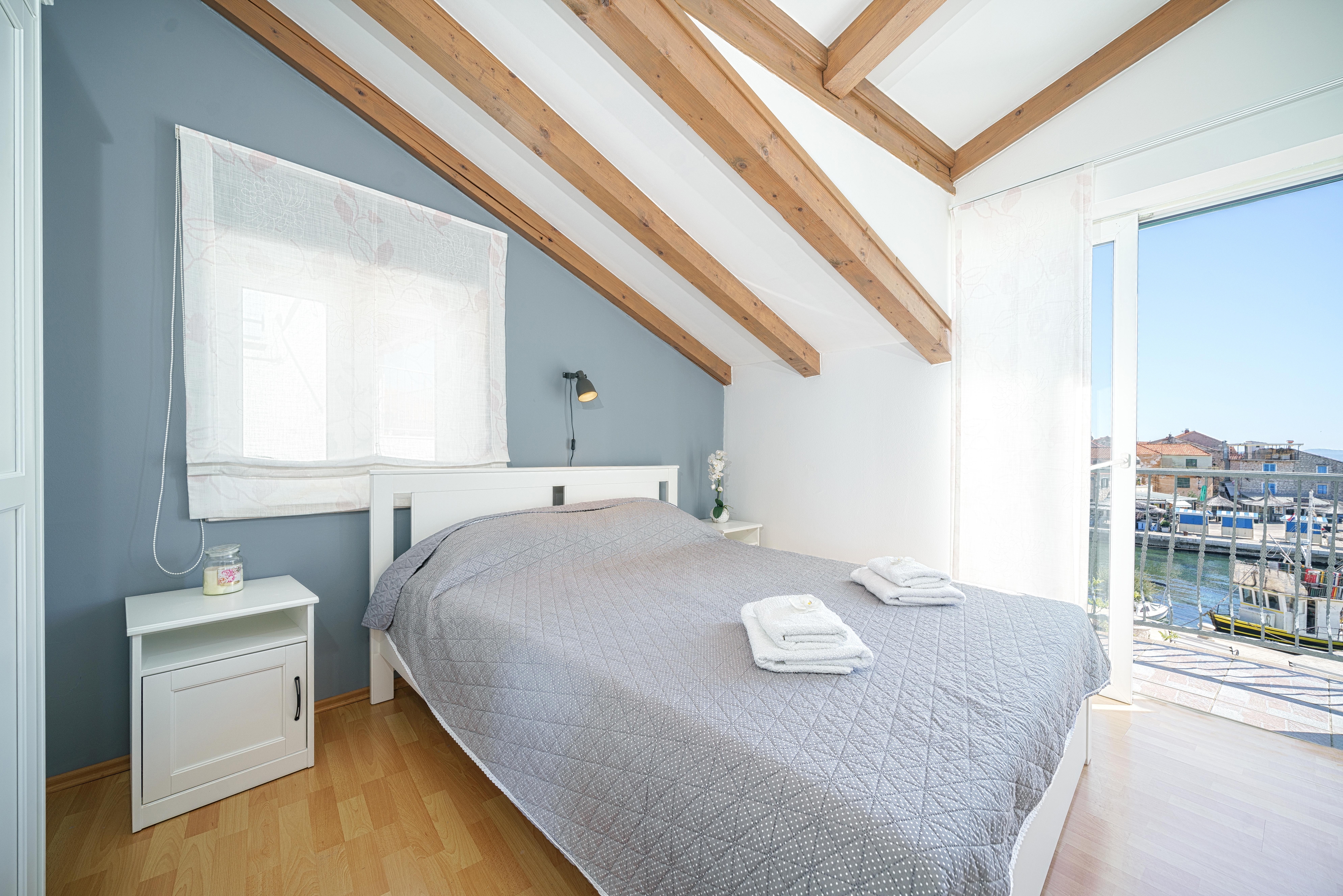 Trosobni apartman uz plažu Tribunj, Vodice  A-a