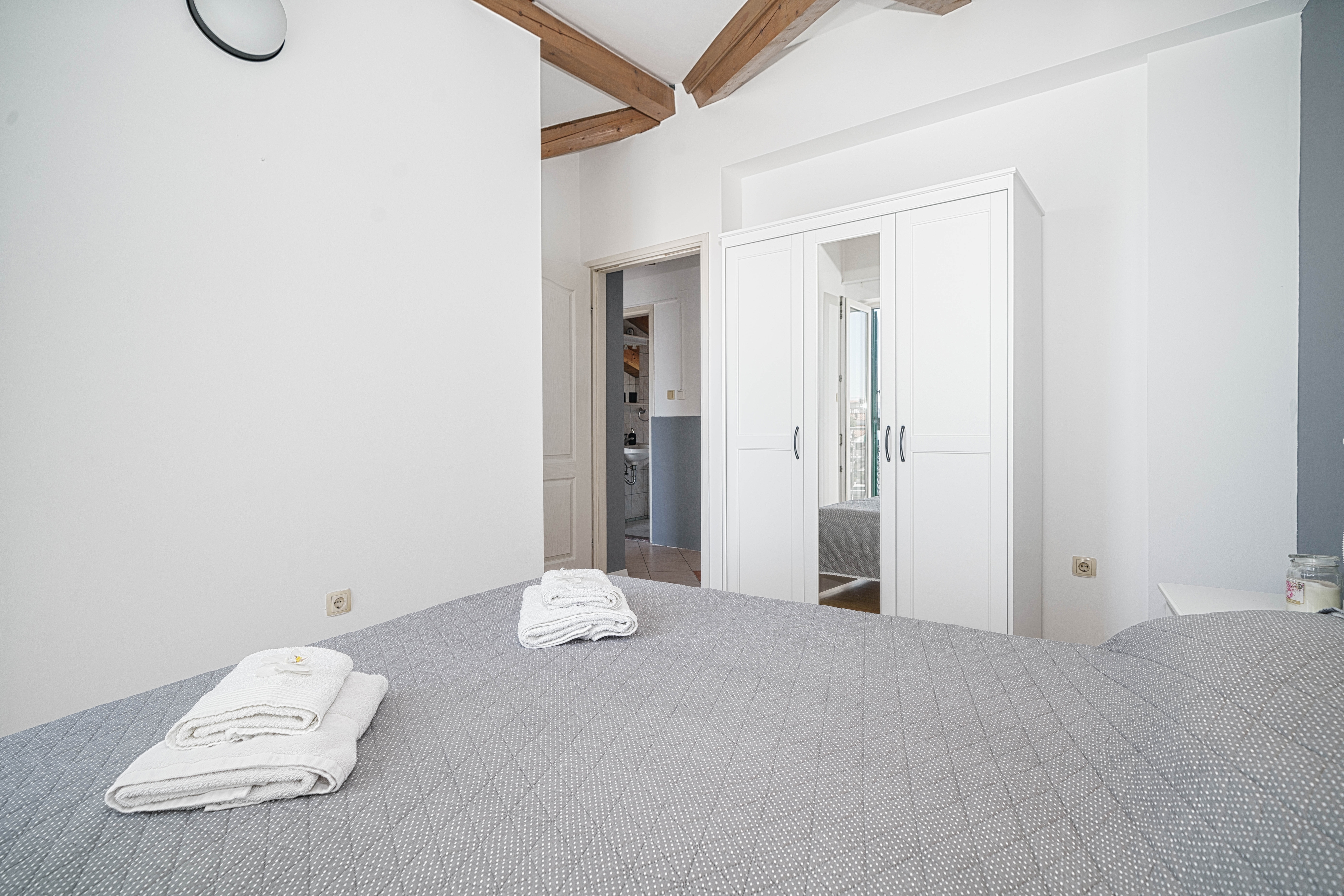 Trosobni apartman uz plažu Tribunj, Vodice  A-a