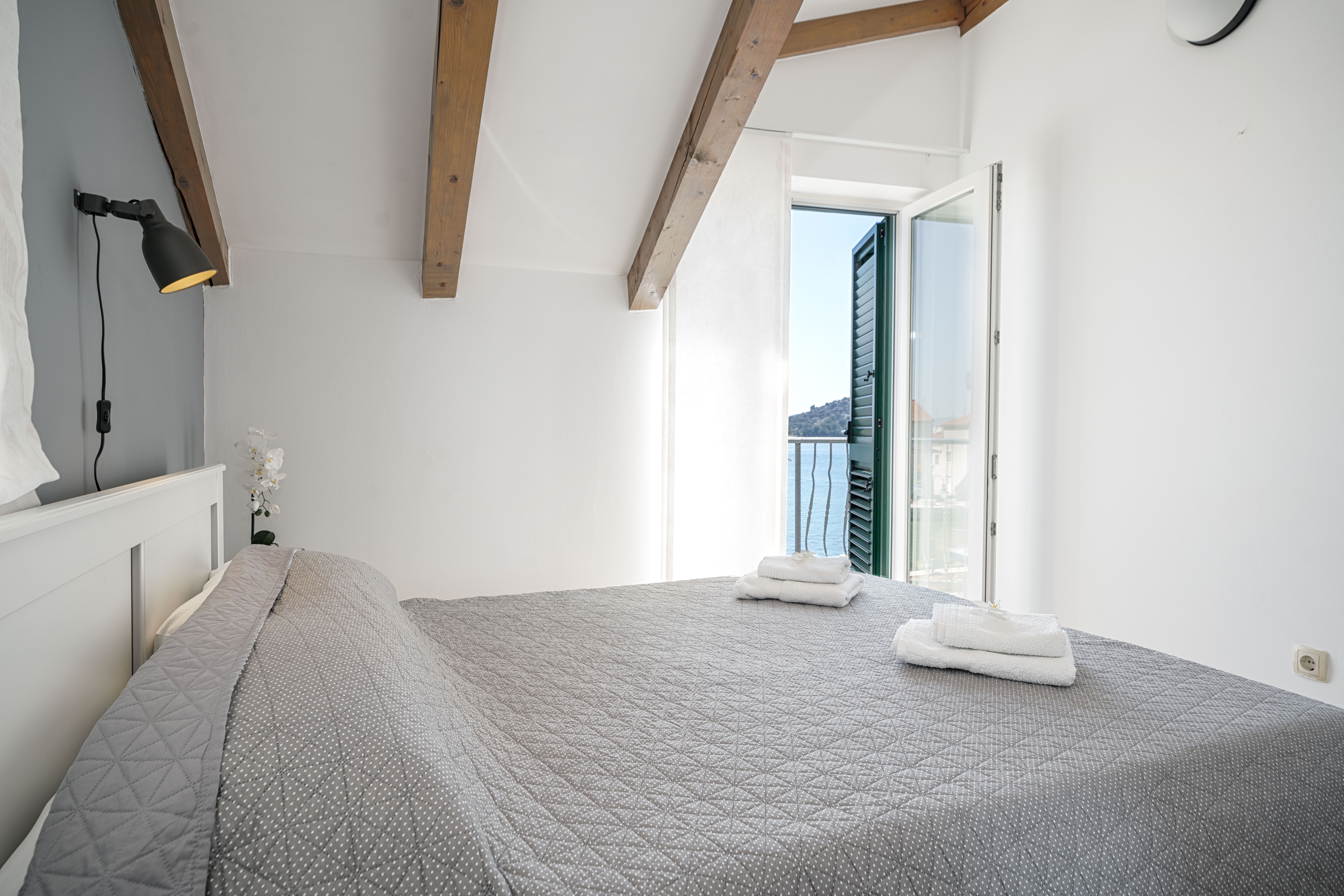 Trosobni apartman uz plažu Tribunj, Vodice  A-a