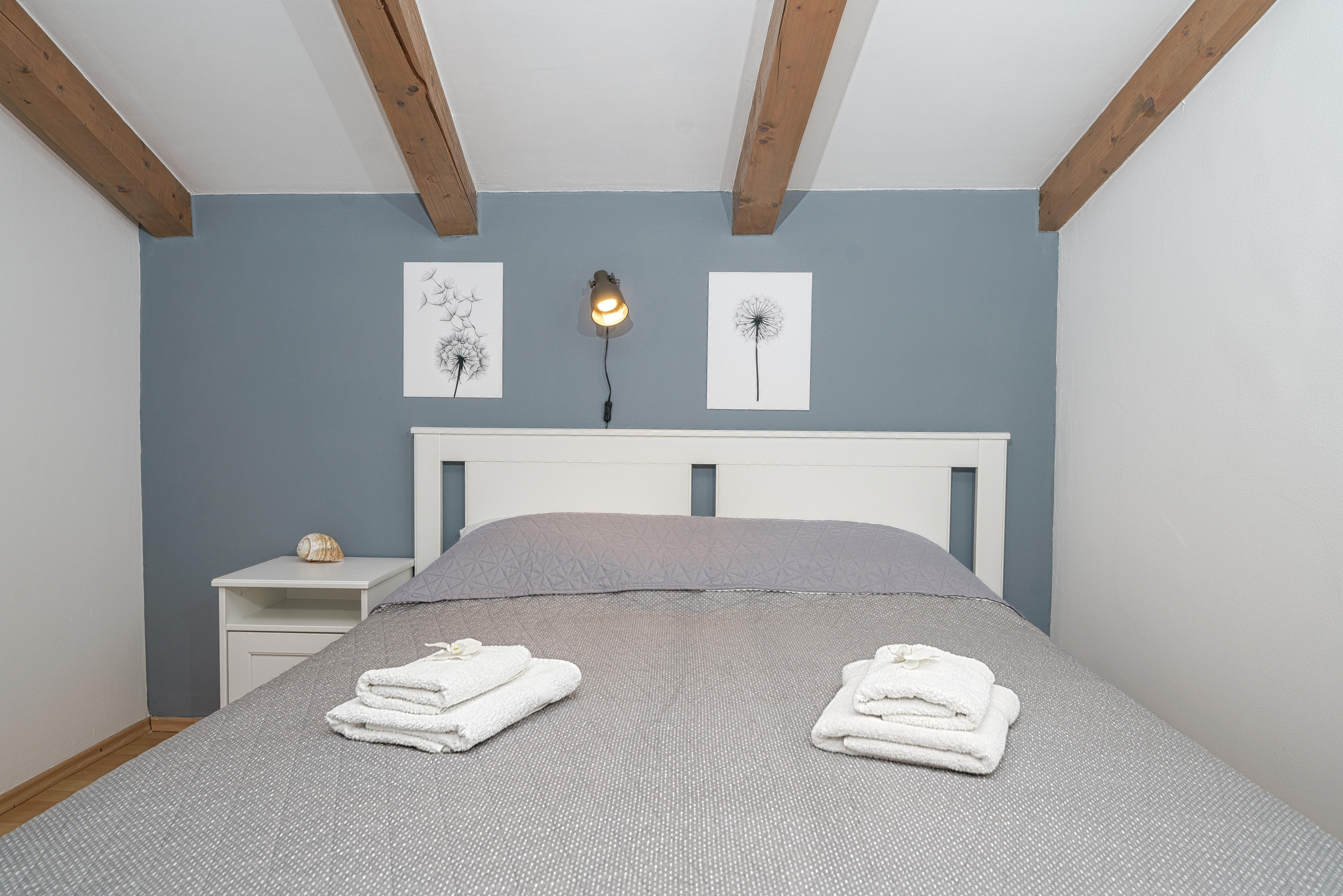 Trosobni apartman uz plažu Tribunj, Vodice  A-a