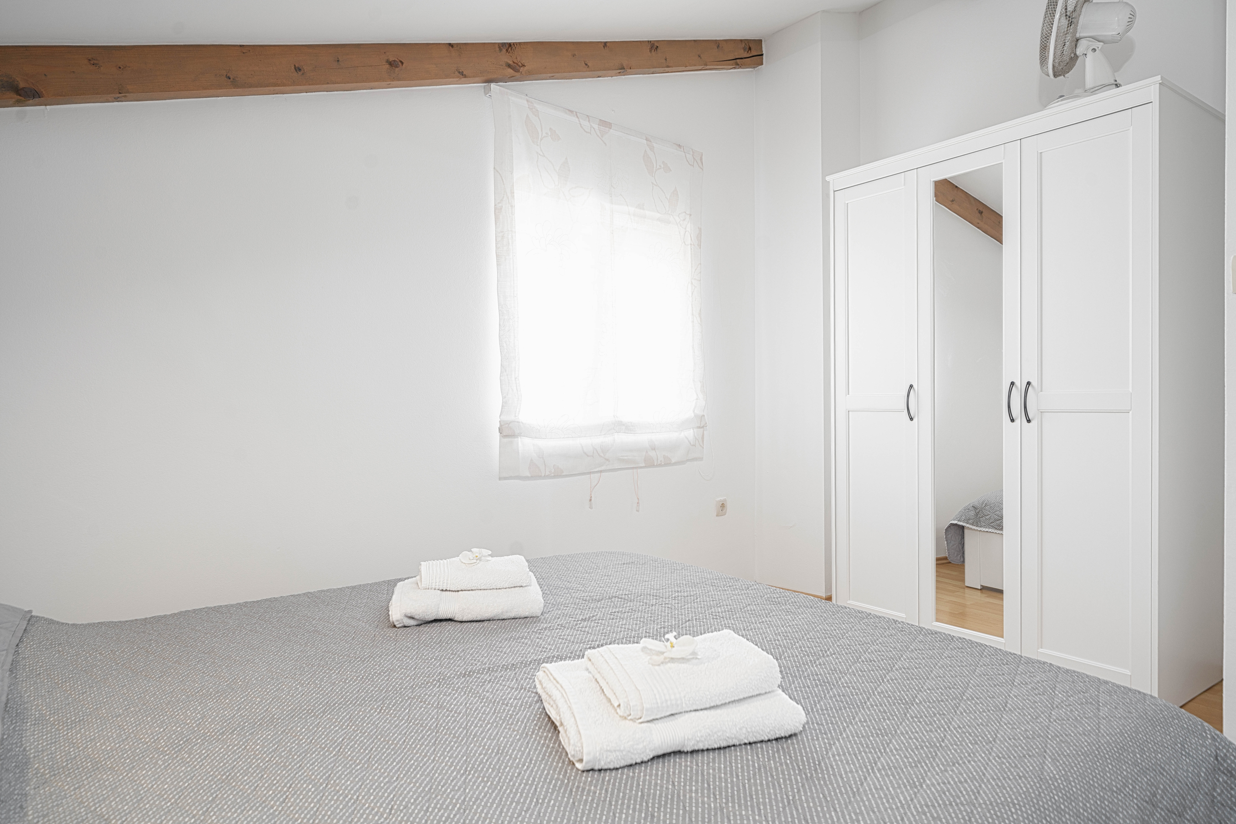 Trosobni apartman uz plažu Tribunj, Vodice  A-a