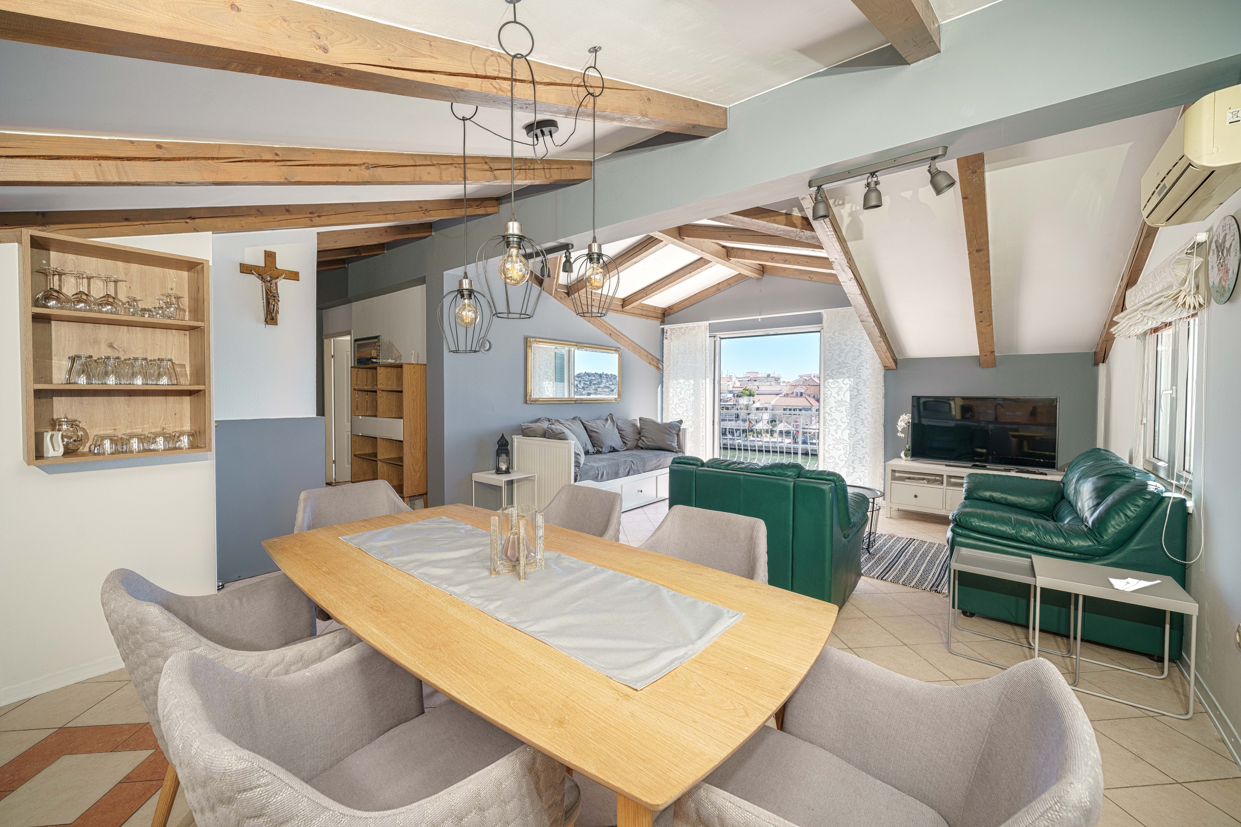 Trosobni apartman uz plažu Tribunj, Vodice  A-a