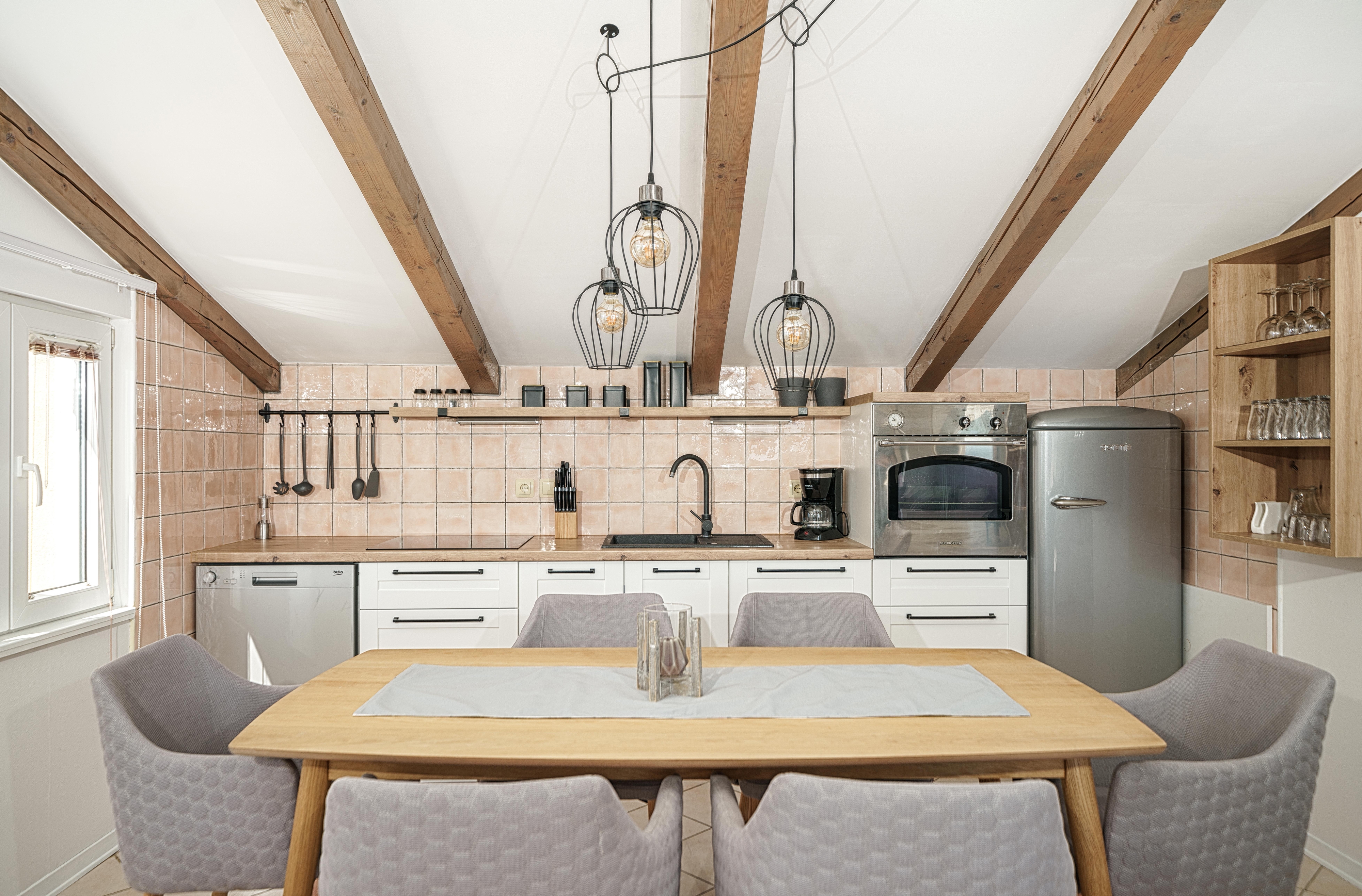 Trosobni apartman uz plažu Tribunj, Vodice  A-a