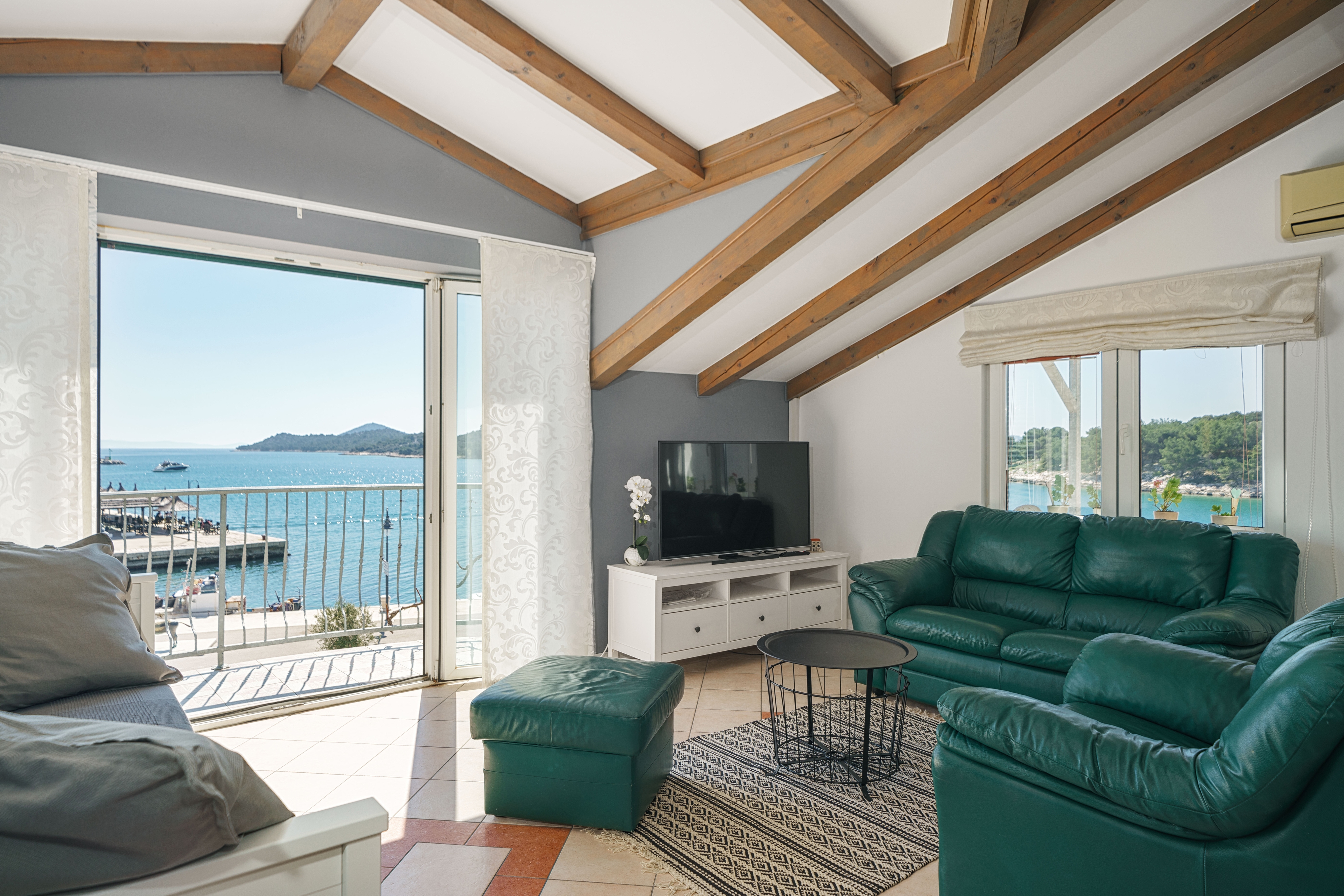 Trosobni apartman uz plažu Tribunj, Vodice  A-a