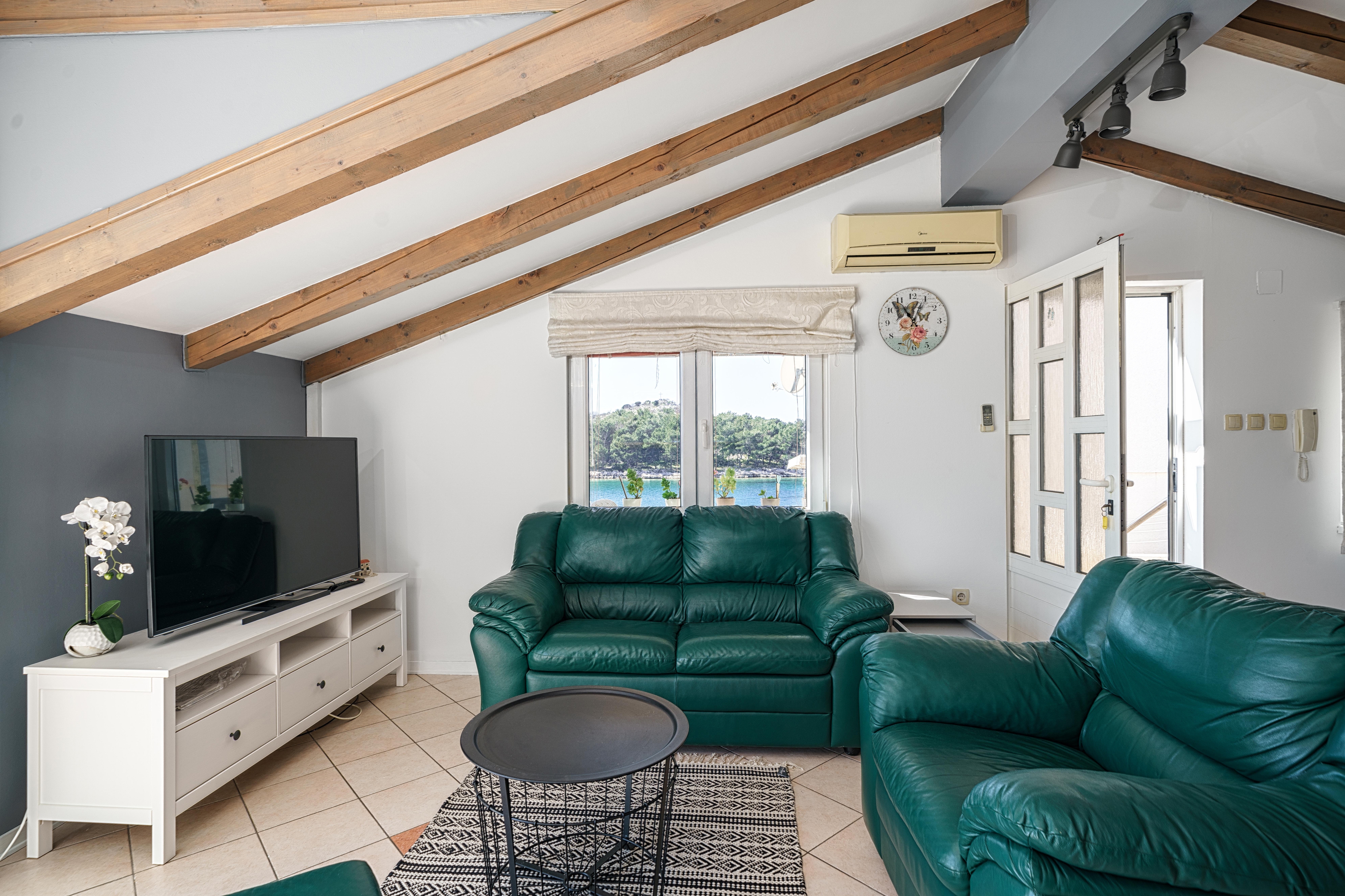 Trosobni apartman uz plažu Tribunj, Vodice  A-a