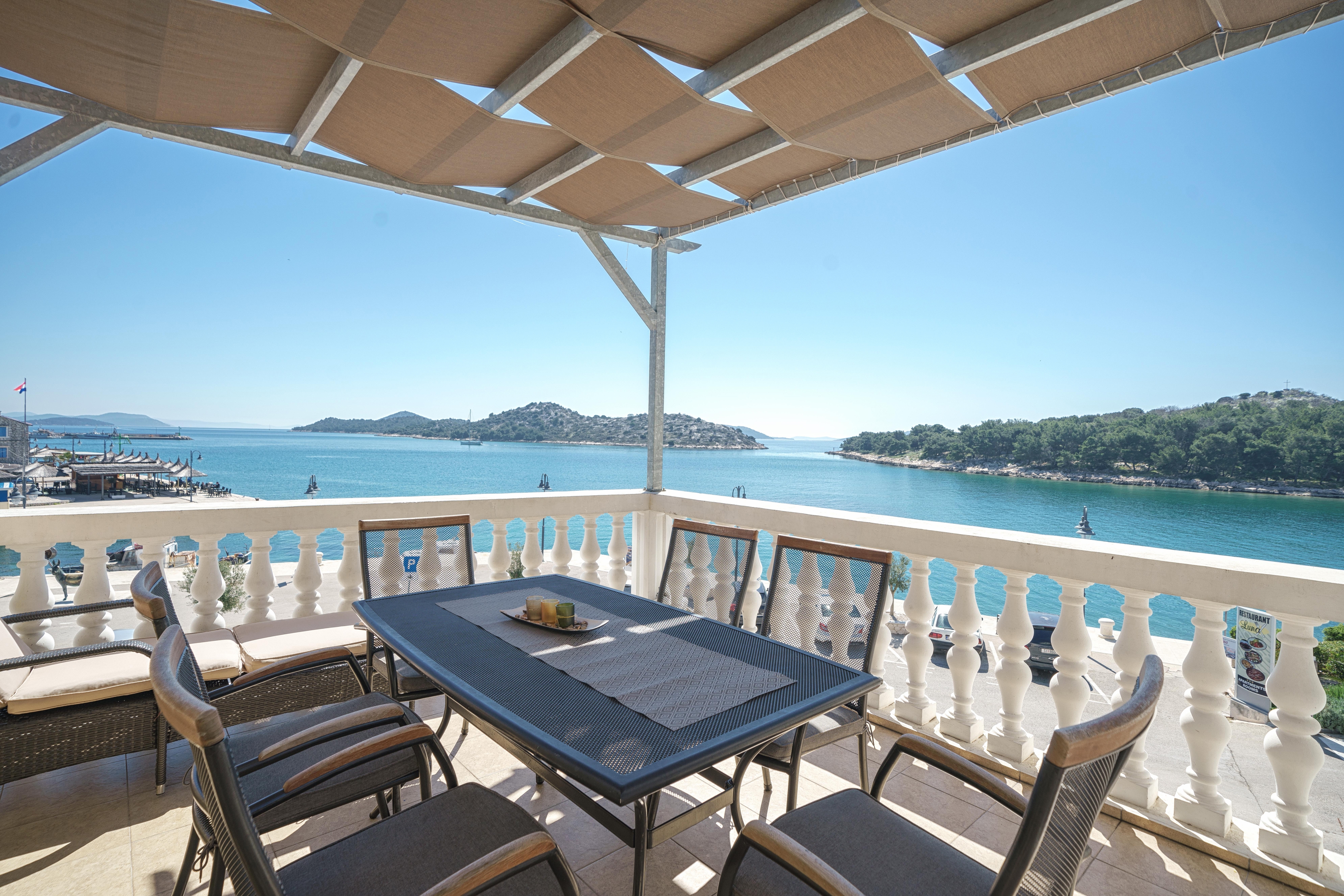 Trosobni apartman uz plažu Tribunj, Vodice  A-a