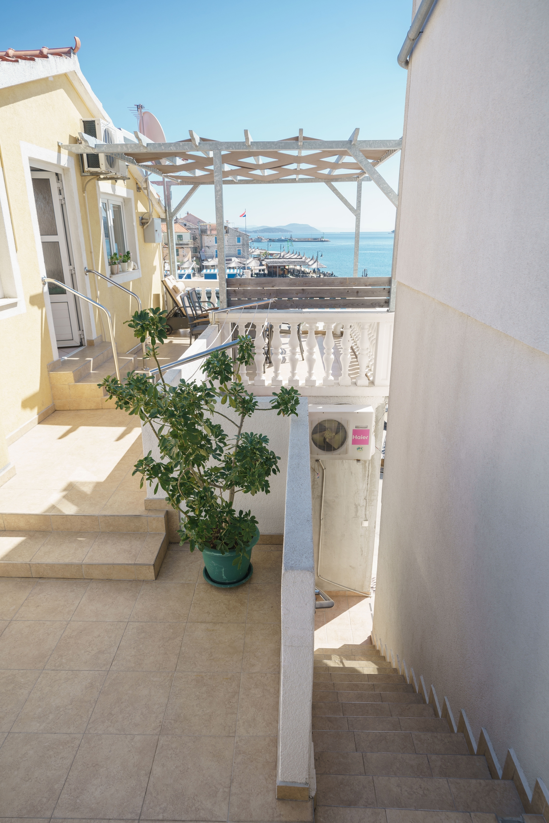 Trosobni apartman uz plažu Tribunj, Vodice  A-a