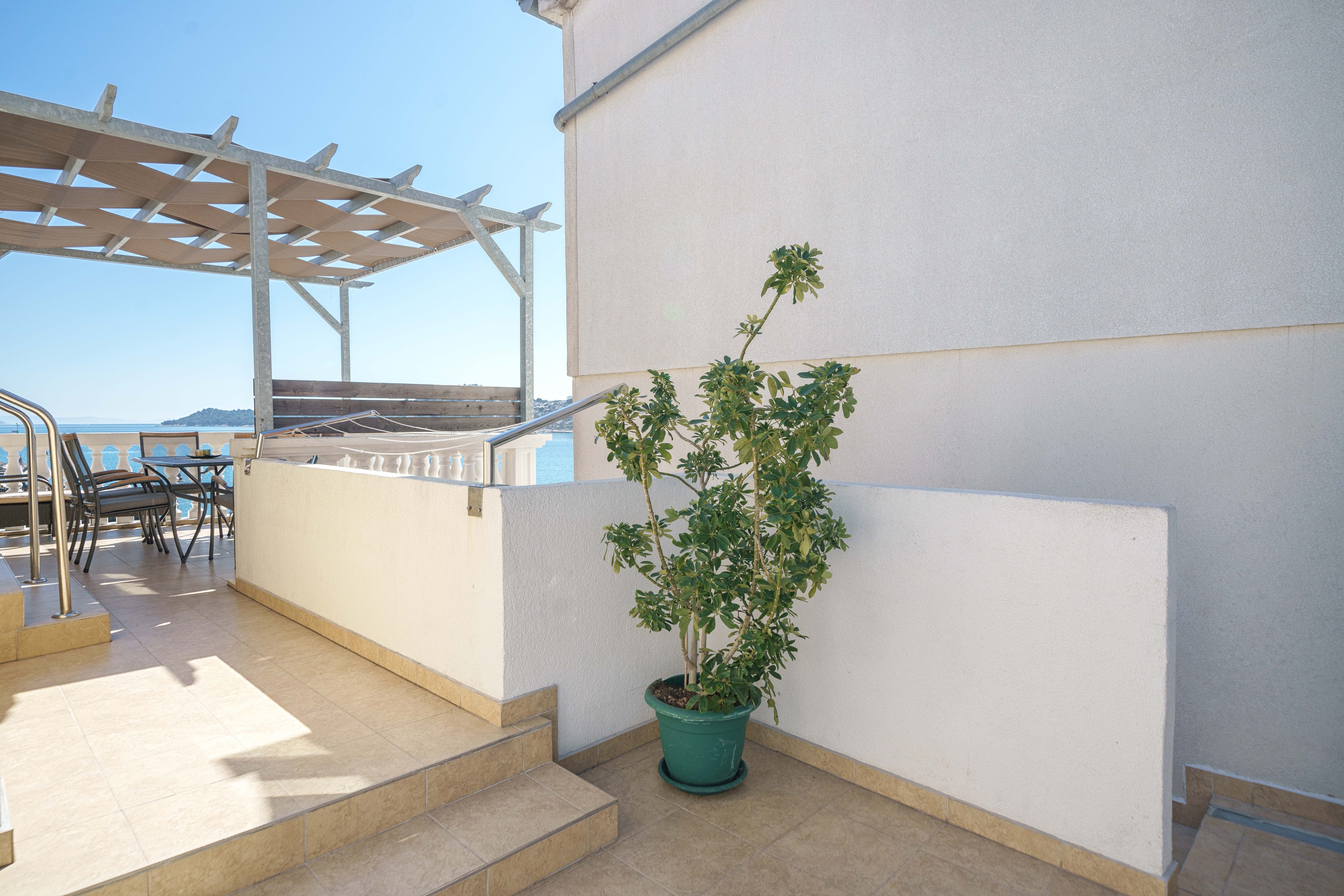 Trosobni apartman uz plažu Tribunj, Vodice  A-a