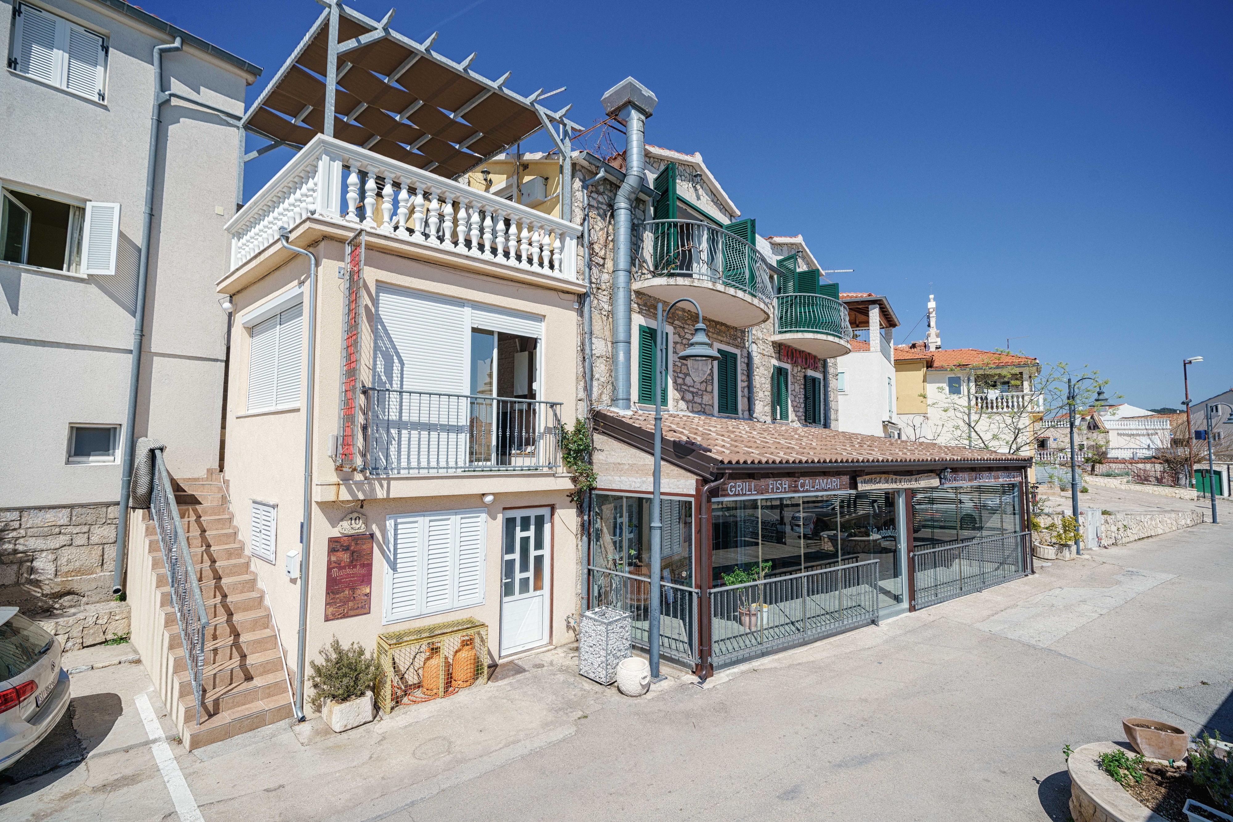Trosobni apartman uz plažu Tribunj, Vodice  A-a