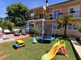 Vodice, Vodice, Courtyard 4181 - Apartments with pebble beach.