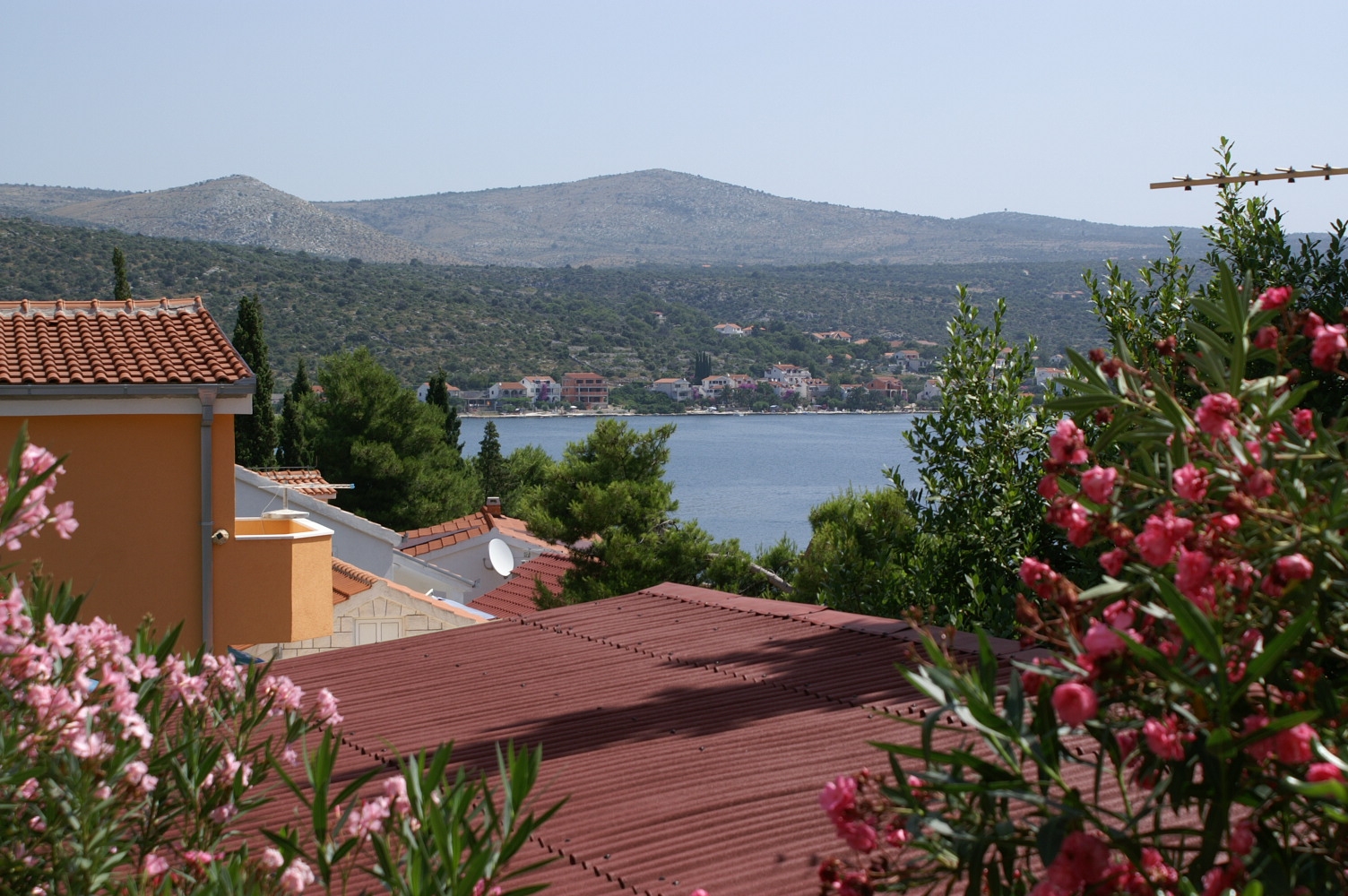 One bedroom apartment with terrace and sea view Rogoznica  A-b