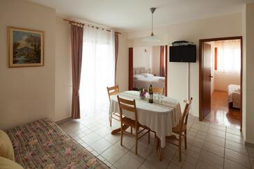 Bilo, Dining room in the apartment, air condition available, (pet friendly) and WiFi.