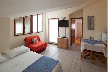 Bilo, Sala de estar in the apartment, air condition available, (pet friendly) y WiFi.