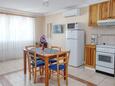 Brodarica, Dining room in the apartment, air condition available and WiFi.